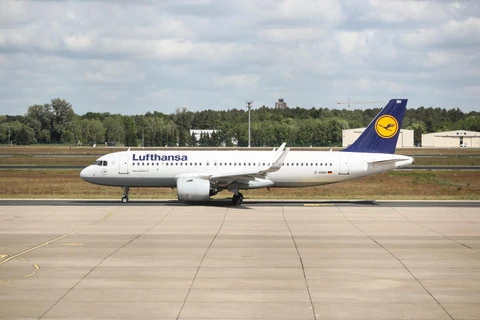 Máy bay của hãng hàng không Lufthansa tại sân bay Berlin Tegel ở thủ đô Berlin, Đức ngày 26/5 vừa qua. (Ảnh: THX/TTXVN)