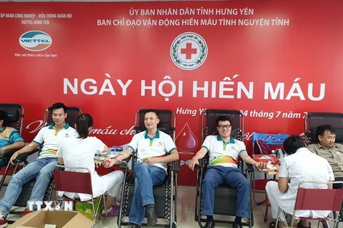 Cán bộ, nhân viên Viettel Hưng Yên tham gia hiến máu. (Ảnh: Phạm Kiên/TTXVN)