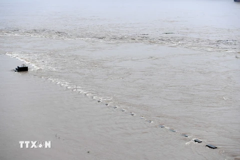 Nước sông Dương Tử ở Trung Quốc, dâng cao ngập vạch chỉ giới an toàn ngày 17/7 vừa qua. (Ảnh: THX/TTXVN)