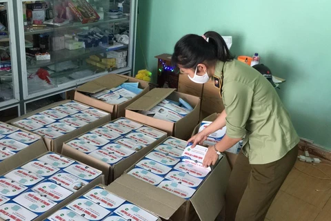 Lực lượng quản lý thị trường kiểm tra và thu giữ số khẩu trang không rõ nguồn gốc xuất xứ tại Đà Nẵng. (Nguồn: Quản lý thị trường)