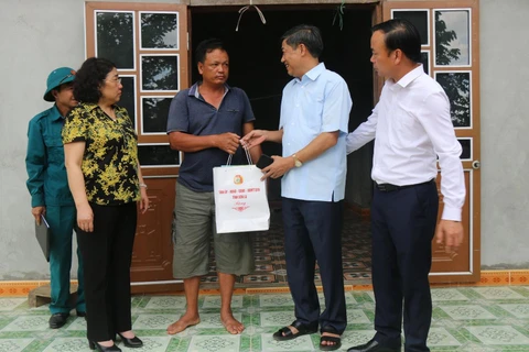 Đoàn công tác của Tỉnh ủy, UBND tỉnh Sơn La thăm hỏi, tặng quà cho hộ dân bị ảnh hưởng bởi động đất tại xã Tà Lại, huyện Mộc Châu. (Ảnh: Hữu Quyết/TTXVN)