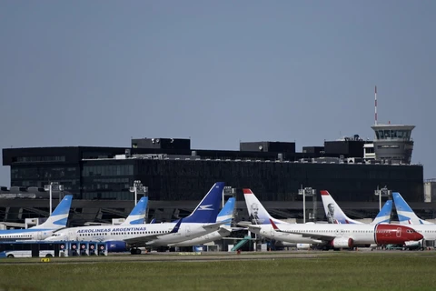Máy bay thương mại nằm chờ tại sân bay Jorge Newbery ở Buenos Aires, Argentina, ngày 20/3 vừa qua. (Ảnh: AFP/TTXVN)