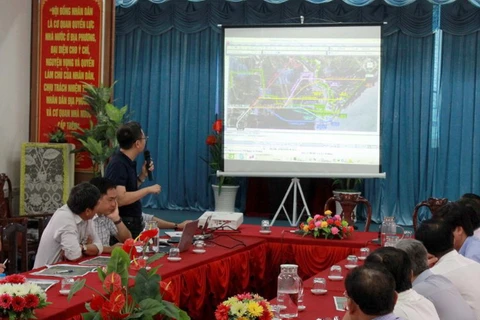 Đơn vị tư vấn trình bày các phương án xây cầu qua sông Gành Hào nối 2 tỉnh Bạc Liêu và Cà Mau. (Nguồn: baobaclieu)