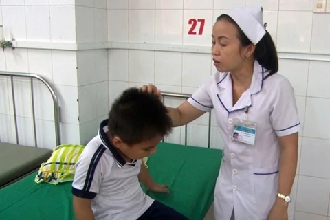 Một em học sinh bị ong vò vẽ chích được điều trị tại Trung tâm y tế huyện Thống Nhất, Đồng Nai. (Nguồn: tuoitre.vn)