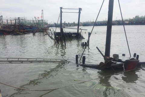 Hiện trường vụ cháy 4 tàu cá ở khi neo đậu tại khu tránh trú bão ở cảng Lạch Quèn. (Ảnh: Nguyễn Oanh/TTXVN)
