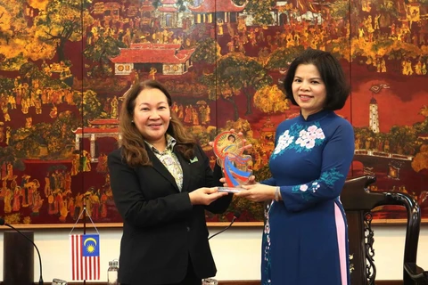 Chủ tịch UBND tỉnh Bắc Ninh Nguyễn Hương Giang tặng quà lưu niệm cho Đại sứ Malaysia tại Việt Nam. (Ảnh: Thanh Thương/TTXVN)