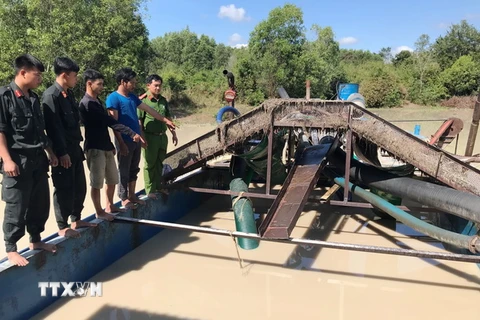 Các tàu khai thác cát trái phép của Công ty TNHH Long Hải Sơn Tây Ninh bị bắt quả tang. (Ảnh: Thanh Tân/TTXVN)