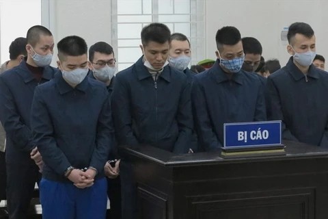 Nhóm các bị cáo tống tiền cảnh sát giao thông tại phiên tòa. (Nguồn: laodong.vn)
