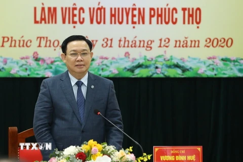 Bí thư Thành ủy Hà Nội Vương Đình Huệ phát biểu tại buổi làm việc với Huyện ủy Phúc Thọ. (Ảnh: Văn Điệp/TTXVN)