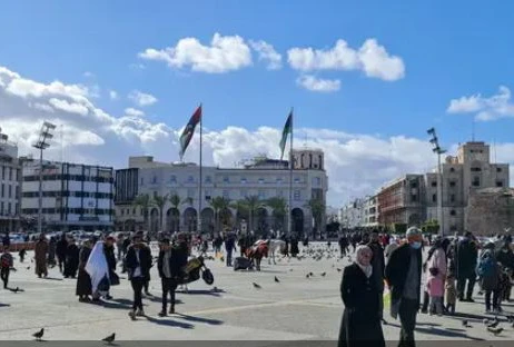 Người dân đi ngang qua quảng trường Martyr ở thủ đô Tripoli của Libya, ngày 19/1. (Nguồn: AFP)