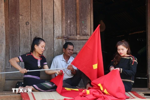 Người dân tự nguyện bỏ công, sức để thực hiện thực hiện “đường cờ” chào mừng Đại hội lần thứ XIII của Đảng. (Ảnh: Tuấn Anh/TTXVN)