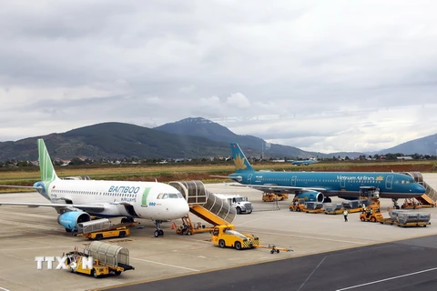 Máy bay của Bamboo Airways và Vietnam Airlines. (Ảnh: Huy Hùng/TTXVN)