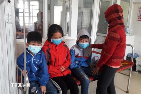 Các học sinh nhập viện theo dõi và điều trị tại Trung tâm y tế huyện Vĩnh Linh. (Ảnh: Thanh Thủy/TTXVN)