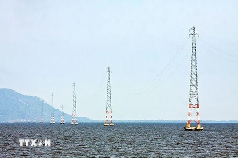 Đường dây điện vượt biển trên không, đưa điện lưới Quốc gia ra đảo Hòn Tre, huyện Kiên Hải, tỉnh Kiên Giang. (Ảnh: Duy Khương/TTXVN)
