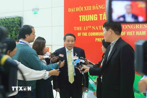 Ông Hà Sỹ Đồng, Phó Chủ tịch Thường trực Ủy ban Nhân dân tỉnh Quảng Trị trả lời phỏng vấn của phóng viên các cơ quan thông tấn, báo chí. (Ảnh: TTXVN)