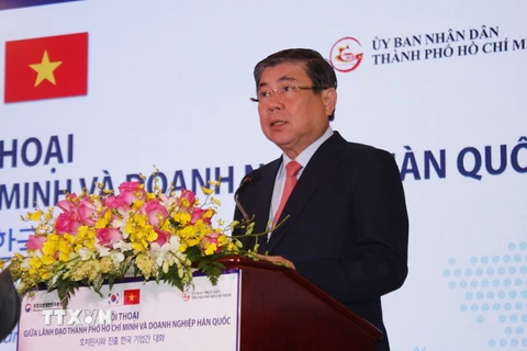 Chủ tịch Ủy ban Nhân dân Thành phố Hồ Chí Minh Nguyễn Thành Phong phát biểu tại buổi đối thoại. (Ảnh: Xuân Anh/TTXVN)