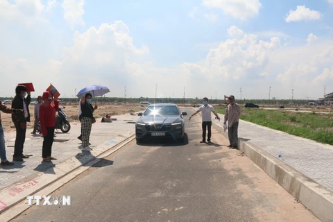 Người dân cho rằng đường trong Khu tái định cư Lộc An-Bình Sơn nhỏ hẹp. (Ảnh: Công Phong/TTXVN)