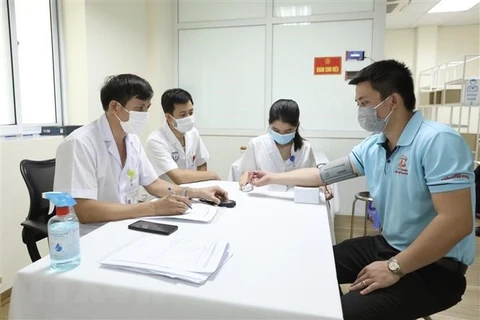 Khu vực khám sàng lọc trước tiêm cho các tình nguyện viên tham gia tiêm thử nghiệm đợt 3 vaccine Nano Covax phòng COVID-19 tại Học viện Quân y. (Ảnh: Minh Quyết/TTXVN)