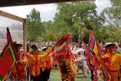 Điệu múa lân khai mạc Festival văn hóa Việt Nam lần thứ nhất tại Lyon. (Ảnh: Linh Hương/TTXVN)