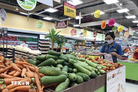 Một số mặt hàng rau củ, quả đang có giá bán khuyến mại tại siêu thị ở Thành phố Hồ Chí Minh. (Ảnh: Mỹ Phương/TTXVN)