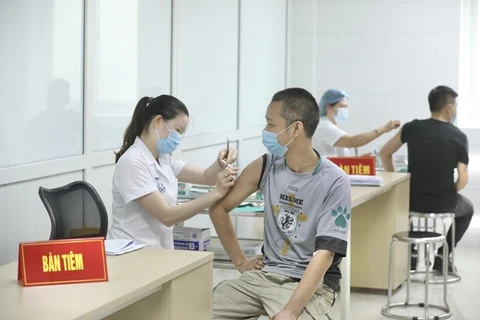 Nhân viên y tế tiêm vaccine Nanocovax phòng COVID-19 cho tình nguyện viên tham gia tiêm thử nghiệm đợt 3 tại Học viện Quân y. (Ảnh: Minh Quyết/TTXVN)