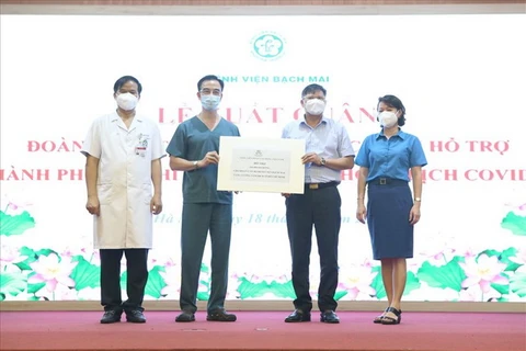 Ông Phan Văn Anh, Phó Chủ tịch Tổng Liên đoàn Lao động Việt Nam (thứ 2 từ trái qua) trao hỗ trợ 200 triệu đồng tới đoàn công tác. (Nguồn: congdoan)
