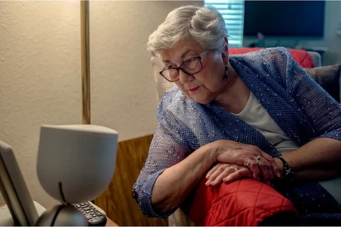 Cụ Juanita Erickson, 93 tuổi và ElliQ - người bạn đồng hành, trong căn hộ studio của bà ở Carlton Senior Living ở San Francisco Bay Area. (Nguồn: theguardian)