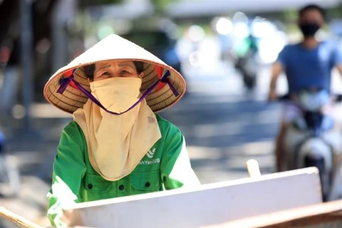 Công nhân vệ sinh môi trường làm việc dưới cái nắng gay gắt trên 40 độ C. (Ảnh: Phan Tuấn Anh/TTXVN)