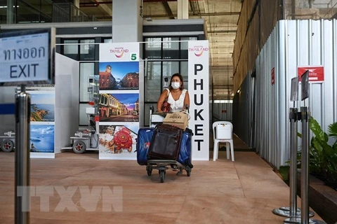 Du khách quốc tế tới sân bay quốc tế Phuket, Thái Lan. (Ảnh: AFP/TTXVN)