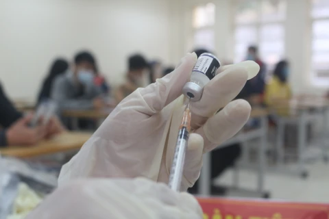 Quảng Ninh triển khai tiêm vaccine phòng COVID-19 mũi 3. (Ảnh: Thanh Vân/TTXVN)