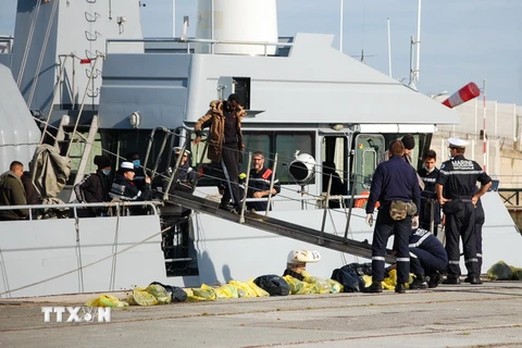 Người di cư được lực lượng chức năng Pháp giải cứu tại eo biển Manche và đưa về cảng Calais, miền Bắc nước này, ngày 18/10 vừa qua. (Ảnh: AFP/TTXVN)