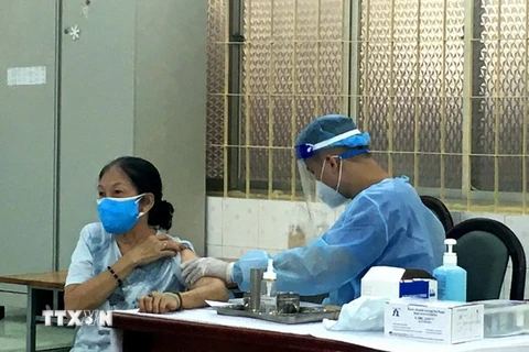 Người cao tuổi, người mắc bệnh nền tiêm mũi 3 tại phường Võ Thị Sáu, quận 3, TP Hồ Chí Minh. (Ảnh: Thanh Vũ/TTXVN)