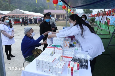 Cán bộ y tế cấp thuốc cho người dân huyện Bắc Sơn, tỉnh Lạng Sơn, trong Chương trình “Tết Nhân ái 2022.” (Ảnh: Anh Tuấn/TTXVN)