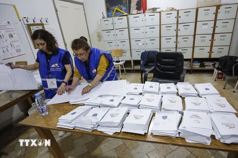 Nhân viên bầu cử kiểm phiếu bầu Quốc hội tại thành phố Batroun, Liban ngày 15/5/2022. (Ảnh: AFP/TTXVN)