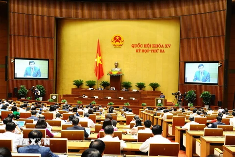  Bộ trưởng Bộ Kế hoạch và Đầu tư Nguyễn Chí Dũng trình bày Tờ trình về dự thảo Nghị quyết về thí điểm một số cơ chế, chính sách đặc thù phát triển tỉnh Khánh Hòa. (Ảnh: Minh Đức/TTXVN)