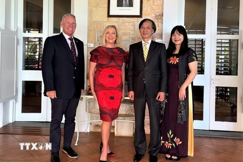 Đại sứ Nguyễn Tất Thành và phu nhân chụp ảnh cùng Thống đốc Bắc Australia Vicki O’Hallorand và phu quân. (Ảnh: TTXVN phát)