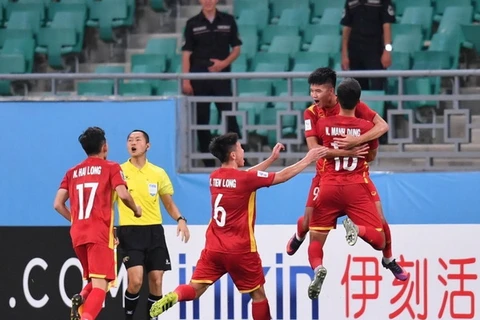 Các cầu thủ U23 Việt Nam vui mừng sau khi ghi bàn thắng vào lưới U23 Thái Lan. (Ảnh: TTXVN phát)