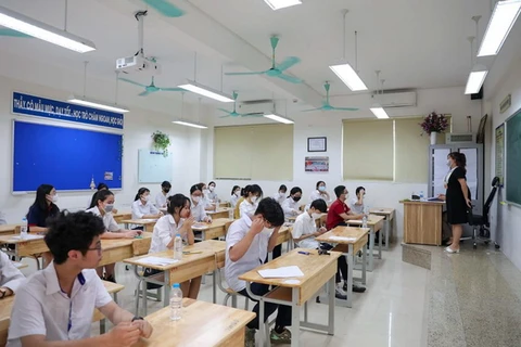 Sáng 18/6, các em dự thi môn đầu tiên là môn Ngữ văn, theo hình thức thi tự luận, trong thời gian 120 phút, bắt đầu từ 8 giờ và thu bài lúc 10 giờ. (Ảnh: PV/Vietnam+)