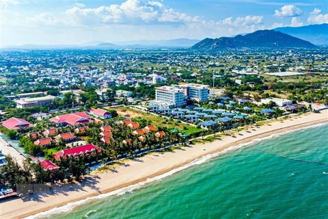 Nhiều resort đã được đầu tư xây dựng tại khu vực biển Bình Sơn-Ninh Chữ, thành phố Phan Rang-Tháp Chàm. (Ảnh: Công Thử/TTXVN)
