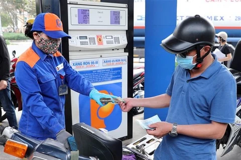 Mua bán xăng dầu tại cửa hàng kinh doanh xăng dầu Petrolimex trên đường Trần Quang Khải, Hà Nội. (Ảnh: Trần Việt/TTXVN)