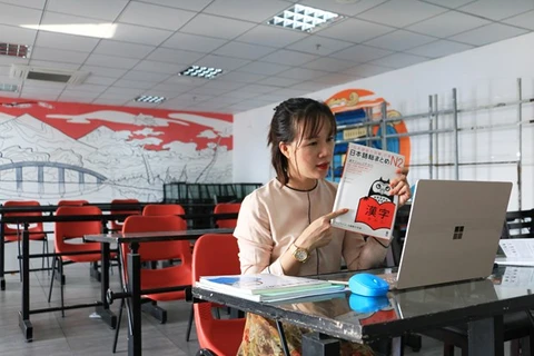 Giảng viên Trường Đại học Quốc tế Hồng Bàng giảng dạy trực tuyến, cập nhật bài học cho sinh viên trong thời gian nghỉ học vì dịch bệnh. (Nguồn: Vietnam+)
