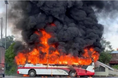 Chiếc xe khách bốc cháy ngùn ngụt khi đang lưu thông trên đường Trường Sa. (Nguồn: VTC News)