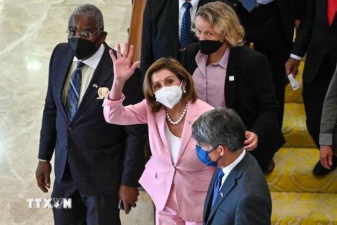 Chủ tịch Hạ viện Mỹ Nancy Pelosi-giữa. (Ảnh: AFP/TTXVN)