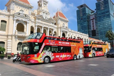 Xe buýt du lịch tại Thành phố Hồ Chí Minh. (Ảnh: Mỹ Phương/TTXVN)