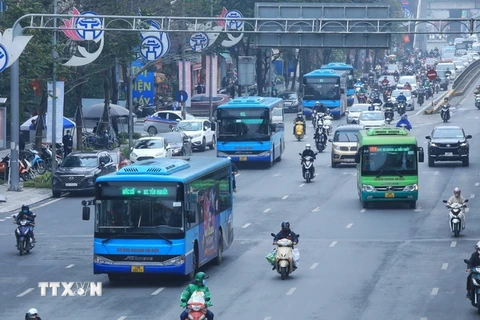 Các xe buýt vào đón, trả khách tại trạm chờ trên đường Nguyễn Trãi. (Ảnh: Tuấn Anh/TTXVN)
