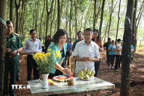Đại diện lãnh đạo tỉnh Bình Phước thắp hương tưởng niệm các liệt sỹ. (Ảnh: K GỬIH/TTXVN)