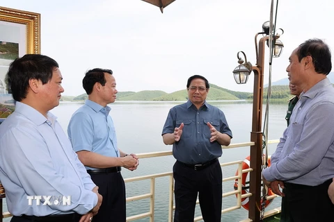 Thủ tướng Phạm Minh Chính khảo sát quy hoạch chung xây dựng khu du lịch quốc gia hồ Thác Bà. (Ảnh: Dương Giang/TTXVN)