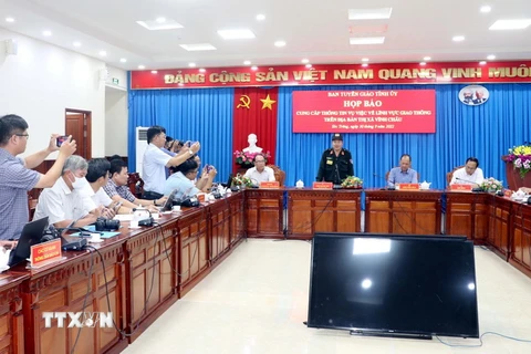 Giám đốc Công an tỉnh Sóc Trăng Lâm Thành Sol trả lời báo chí tại buổi họp báo. (Ảnh: Trung Hiếu/TTXVN)