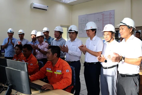 Lãnh đạo EVNNPT cùng các đơn vị tham gia dự án chứng kiến thời khắc đóng điện TBA 500kV Vân Phong và đấu nối vào sáng 28/11. (Nguồn: Tập đoàn Điện lực Việt Nam) 