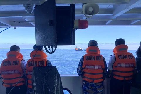 Cán bộ, chiến sỹ Tàu 409 nghiên cứu phương án cứu kéo tàu cá bị mắc cạn tại khu vực đảo Nam Yết.